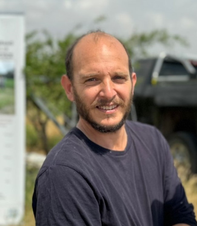 צוות אדמה חיה בשטח 1